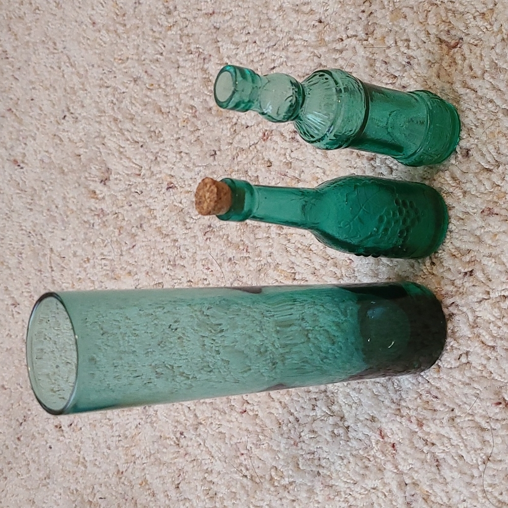 Vintage Frogger Green Bud Vase With Two Smaller Vintage Decorative Bottles.